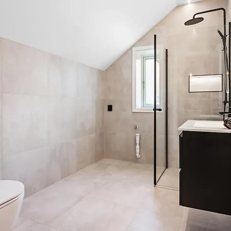 Newly Renovated In The Heart Of Center * Bergen