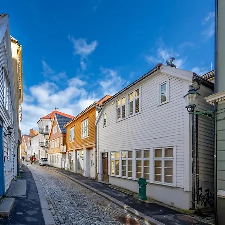 Newly Renovated In The Heart Of Center Bergen