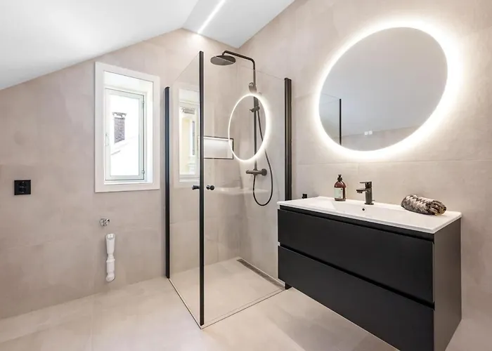 Newly Renovated In The Heart Of Center 아파트 *