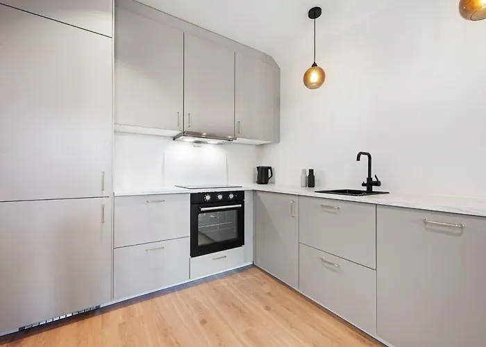 Newly Renovated In The Heart Of Center * Bergen