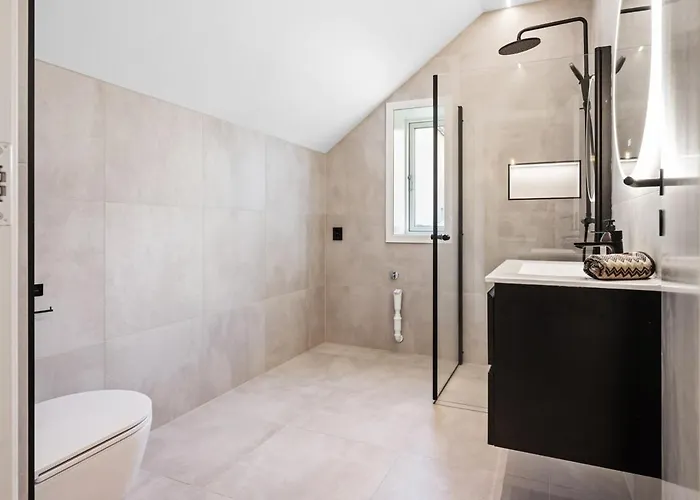 Newly Renovated In The Heart Of Center * Bergen