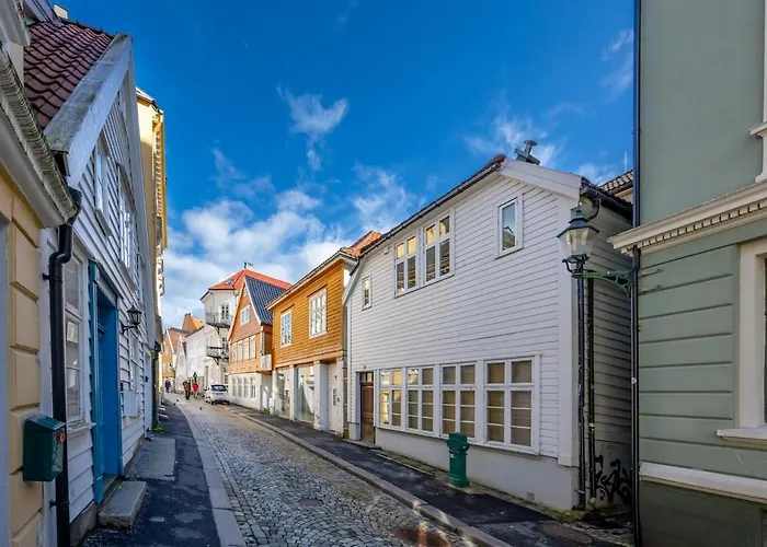 Newly Renovated In The Heart Of Center Bergen